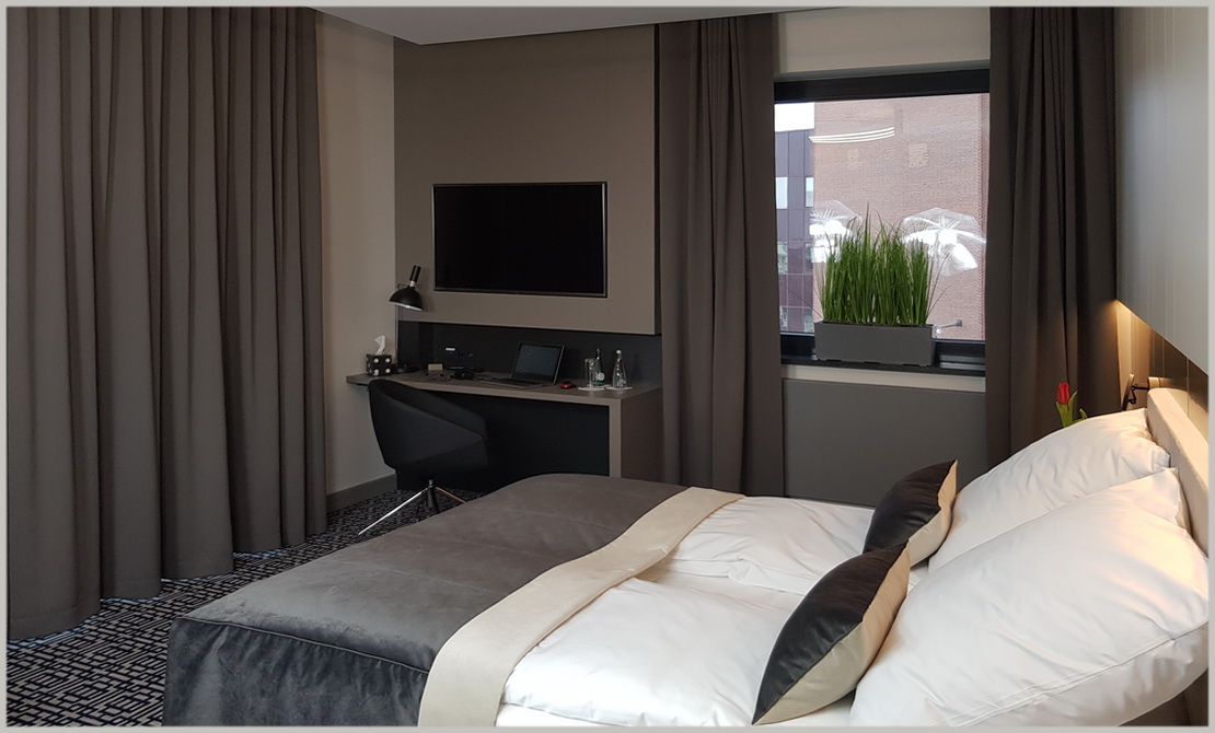 Pokój wzorcowy w hotelu.